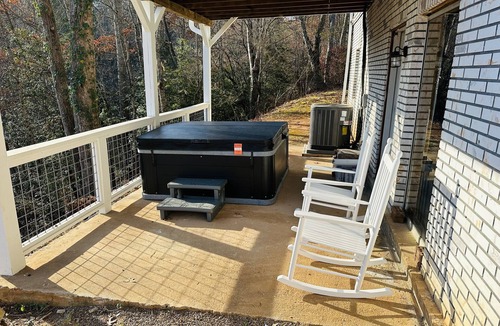 Franklin House | Welcome to The Chickadee Nest Retreat/Hot Tub WiFi