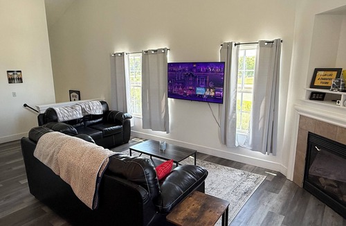 Roseland House | Welcoming 2-bedroom townhome in South Bend, short walk to Notre Dame!