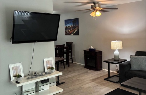 Lima House | Welcoming 4-bedroom cozy house, Four minutes away from the Husky refinery