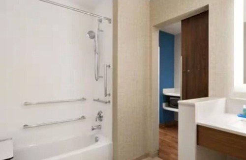 Roselawn Finance Hotel | Well-Appointed Space w/Blackout Blinds for Restful Nights – Great Location