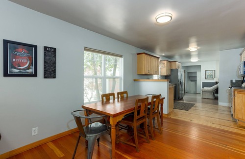 River West House | West Side Gem │King Beds │Walk Everywhere │Hot Tub │Large Living Spaces