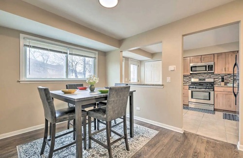Arlington Heights House | WFH Friendly, 30+ Days Stays, Near Train Station