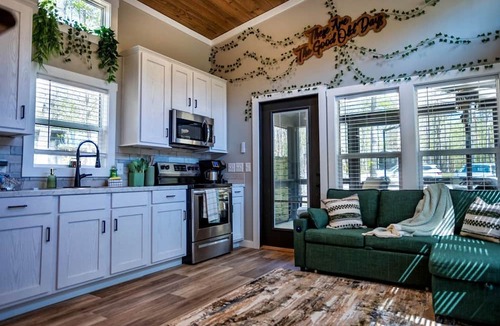 Tracy City Cabin | Whimsical Mountain Tiny House with Hot Tub near South Cumberland State Park Tennessee
