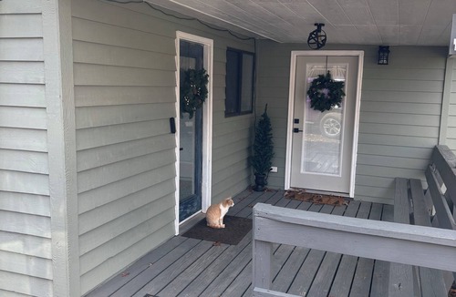 Pipestem Cabin | Whispering Pines - a Charming 2-bedroom cabin with WiFi, AC in serene Pipestem