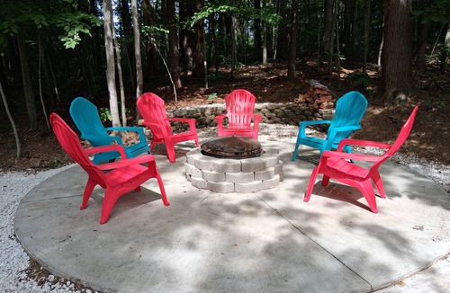Palmyra House | Whispering Pines is a lovely 3-bedroom family-friendly home in a wooded setting.