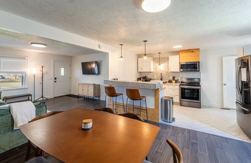 Fayetteville House | Whispering Willow Retreat - Hot Tub & Fire Pit, 14min to NRG