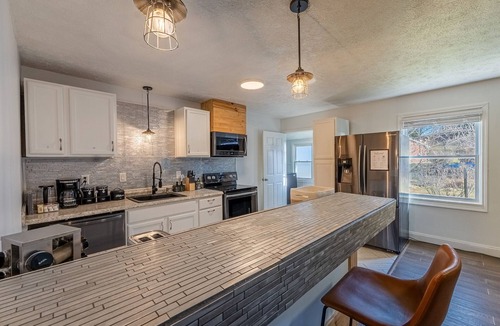 Fayetteville House | Whispering Willow Retreat - Hot Tub & Fire Pit, 14min to NRG
