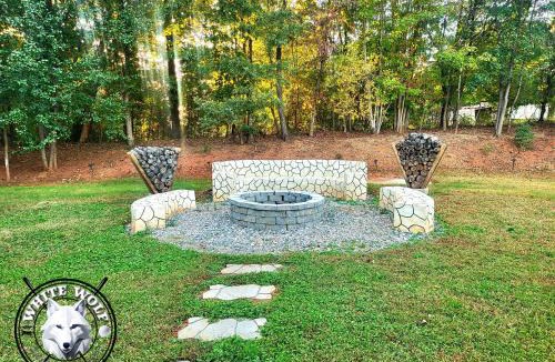 Reidsville House | WHITE WOLF FARMHOUSE Retreat