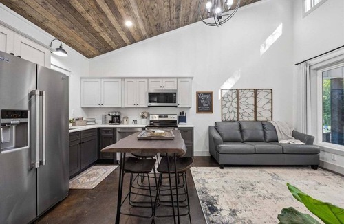 Wildwood House | Whitewood | Luxury Villa w/Hot Tub | Sleeps 4