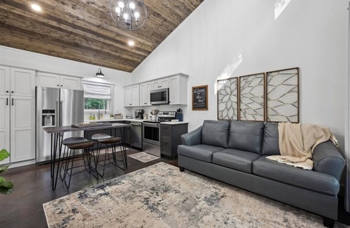 Wildwood House | Whitewood | Luxury Villa w/Hot Tub | Sleeps 4