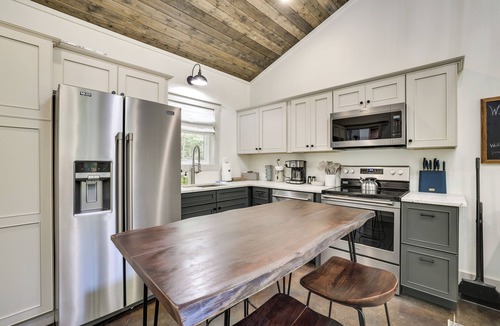 Wildwood House | ‘Whitewood’ w/Hot Tub: Peaceful Wildwood Retreat