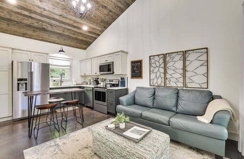 Wildwood House | ‘Whitewood’ w/Hot Tub: Peaceful Wildwood Retreat