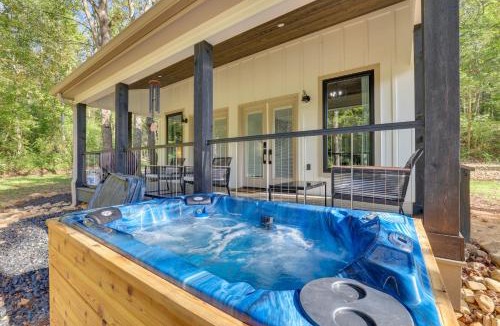 Wildwood House | ‘Whitewood’ w/Hot Tub: Peaceful Wildwood Retreat