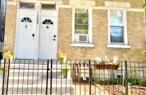 Noble Square Apartment | Wicker Park by Downtown and the Salt Shed Last Minute Special 125.00 July 28-30