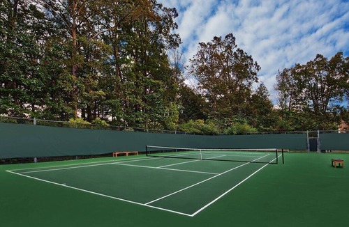 Berkeley Condo | Williamsburg | Couples History Weekend | Pool + Golf