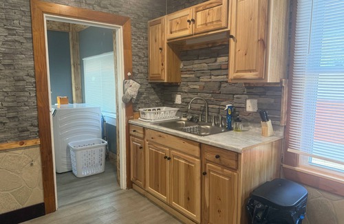 Rainelle Apartment | Wonderful 2-bedroom apartment with AC in charming Rainelle