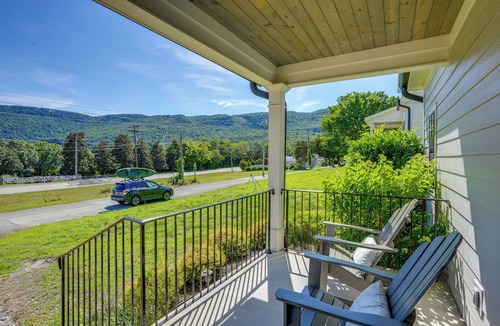 Lookout Valley Neighborhood Association Cottage | Wooded Escape w/Beautiful Backyard + Mtn Views!