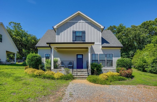 Lookout Valley Neighborhood Association Cottage | Wooded Escape w/Beautiful Backyard + Mtn Views!