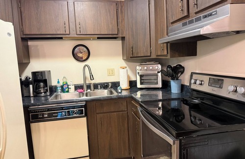 Bronston Condo | Woodson Bend Condo. Golf, Pool, Restaurant, Entertainment & More! Near Burnside.
