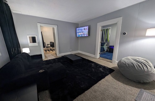 Evansville House | Work Crews: Clean 2BR near US-41 + Laundry & TVs