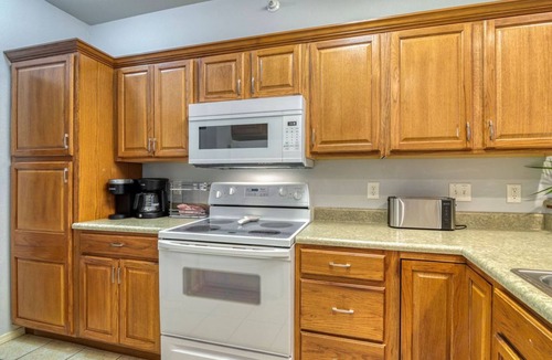 Branson West Condo | Wow! Golf Course Level Condo - 3 minutes to SDC - 5 minutes to Table Rock Lake