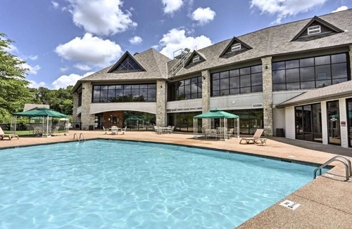 Branson West Condo | Wow! Golf Course Level Condo - 3 minutes to SDC - 5 minutes to Table Rock Lake