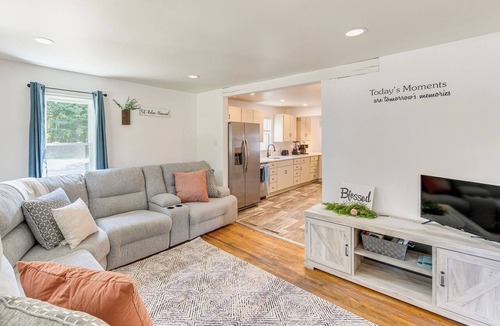 York Cottage | York Farmhouse Hideaway Near Lake Redman