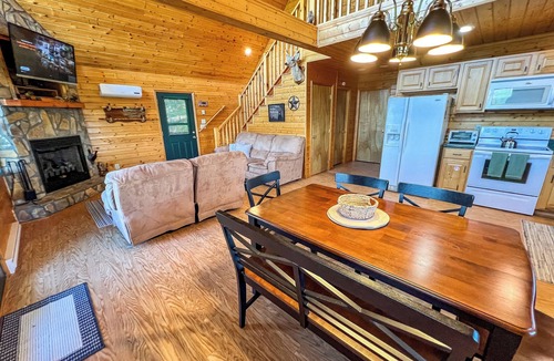 Piney Creek Cabin | Your Cool Escape Starts Here - 3BR/3BA with Hot tub, Game Room, Rvr Access