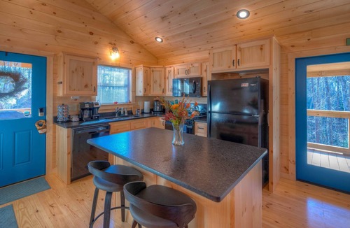Murphy Cabin | Your Escape Awaits! King Bed & Dog Yard for the pups!