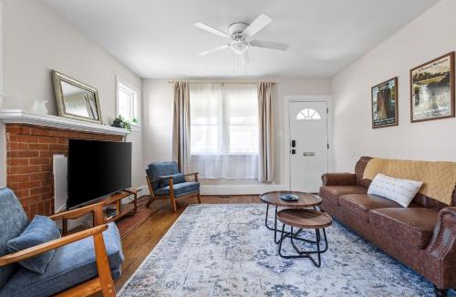Montrose House | Your Futura Stay! 4 BR Near RIC with Gaming Lounge