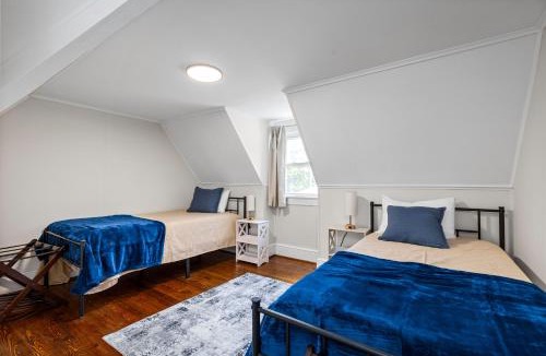 Montrose House | Your Futura Stay! 4 BR Near RIC with Gaming Lounge