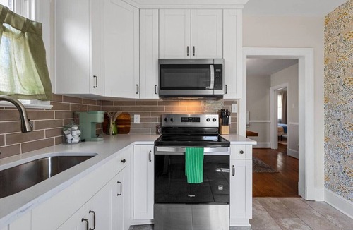 Montrose House | Your Futura Stay: 4 BR Near RIC with Gaming Lounge