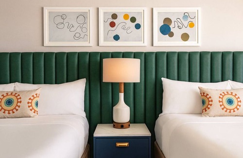 Downtown Chicago Hotel | Your Relaxing Getaway Awaits! 4 Posh Units, Pets Allowed, Near Picasso Statue