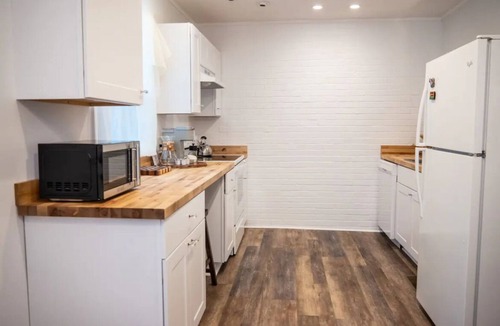 Greensboro House | ZEN Cottage-walk to Whole Foods -5 min drive to Tanger Broadway shows! Pets✅
