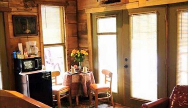 1 BEDROOM 1 BATH, TREE-CABIN BY A 20 ACRE PRIVATE LAKE