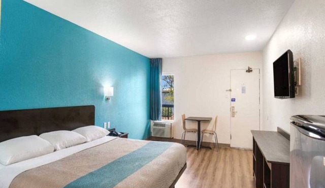 1 King Bed | Non-Smoking, Micfridge