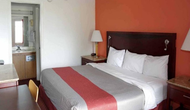 1 King Bed | Non-Smoking, Micfridge