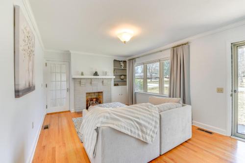 1 Mi to Dwtn Shops & Dining: Spacious Family Home