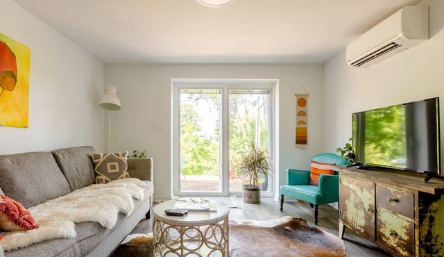 1 mile from downtown, patio w/sunset view!