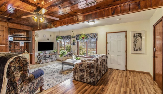 1 mile to ND Stadium, free parking, king bed