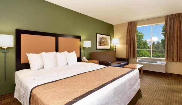1 Queen Bed | ADA/RI Shower/Non-Smoking/Kitchen