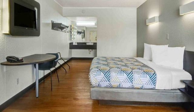 1 Queen Bed | Non-Smoking