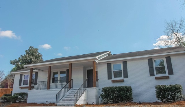 10 min to Masters, Pool, Fire Pit, Theatre Room and Dog Friendly