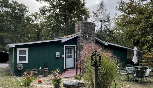 1959 TOPLEY Retreat offers Serenity/Tranquility + Pets - Fenced Area/FREE WIFI