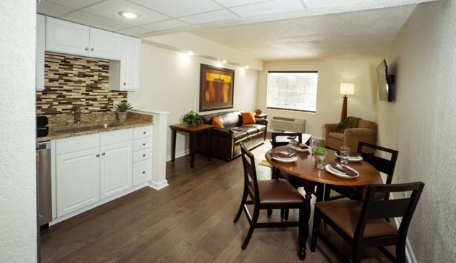 1BR Condo in Oak Ridge – Modern Poolside Stay