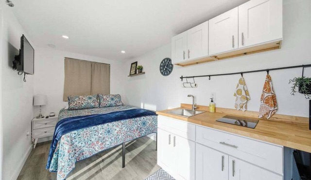 1BR Cozy Container, Deck, Pool & Pickleball Court in Buda