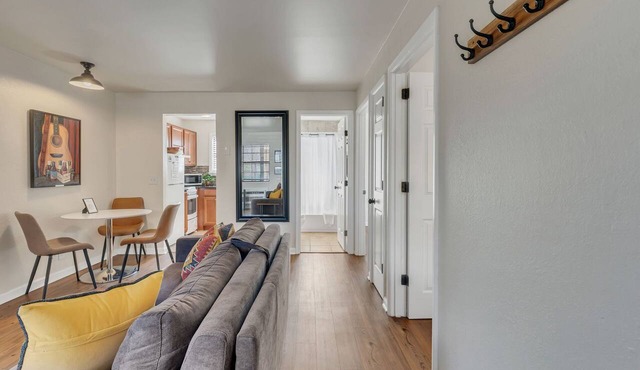 2 Bedroom 1 Bathroom 1 mile from Broadway!