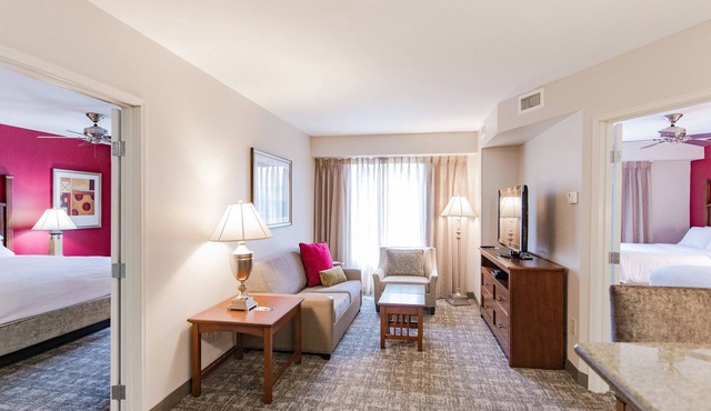 2 Bedroom | Pool. Free Breakfast. Gym.