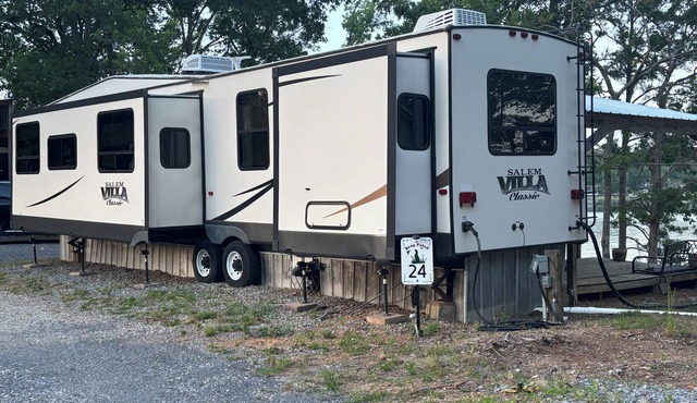 2-bedroom recreational vehicle in beautiful Crane Hill with AC