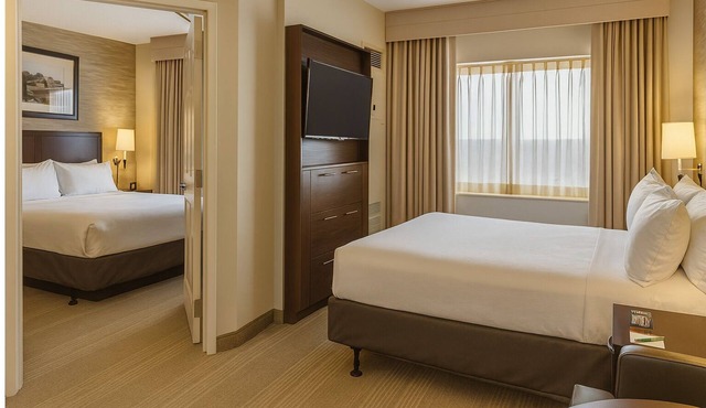 2 Comfortable Units, Complimentary Airport Shuttle, Pets Allowed!